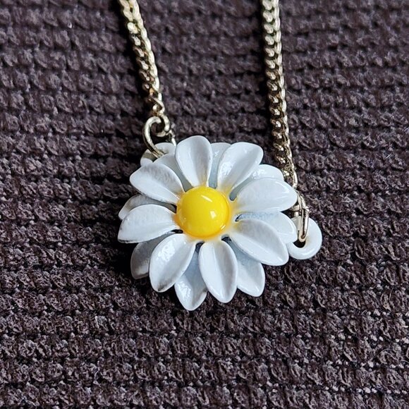 NWT Accessorize Daisy On A Chain Necklace - Picture 10 of 14